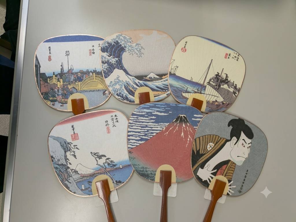 新作うちわ展示中
